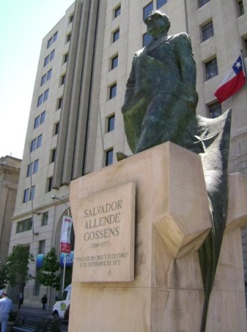 Statue of Allende keeps watch over La Moneda. Author's photo.